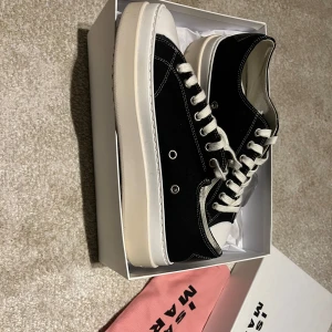 Svarta sneakers från Isabel Marant - Snygga svarta sneakers från Isabel Marant Austen low  med vit sula och snörning. Tillverkade i canvas med detaljer i skinn.