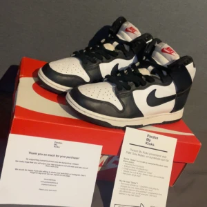 Nike Dunk pandas high - Snygga Nike Dunk High pandas i väldigt bra skick! Dom är köpta på pardon my kicks i göteborg och är 100% äkta. Box och allt som är på bilderna kommer med! Priset kan diskuteras vid en snabb affär.