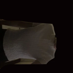 Vit tröja/plus  -   "Jag säljer en jättevacker vit blus/tröja som passar perfekt både till sommaren och vintern. Den är i storlek S och är verkligen jätte jättevacker. Tyvärr kommer den inte till användning eftersom den har blivit lite liten för mig, men den är skitvacker och har en jättebra stil. Se gärna bilden för att se hur den ser ut