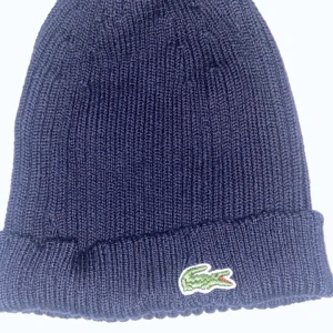 Lacoste mössa - Snygg mörkblå stickad mössa från Lacoste som är använd max 2 gånger. Perfekt för kyliga dagar och passar både dam och herr.
