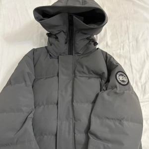 Canada Goose Macmillan grey black label   - Säljer en Grå Canada Goose Macmillan Black Label i storlek M. Jackan är i perfekt skick. En klassisk och stilren modell som passar lika bra till vardags som i mer uppklädda sammanhang.  Nypris: ca 14 000 kr Mitt pris: 3000. Pris kan diskuteras beroende på situation. Vid intresse, skicka ett meddelande! Först till kvarn.