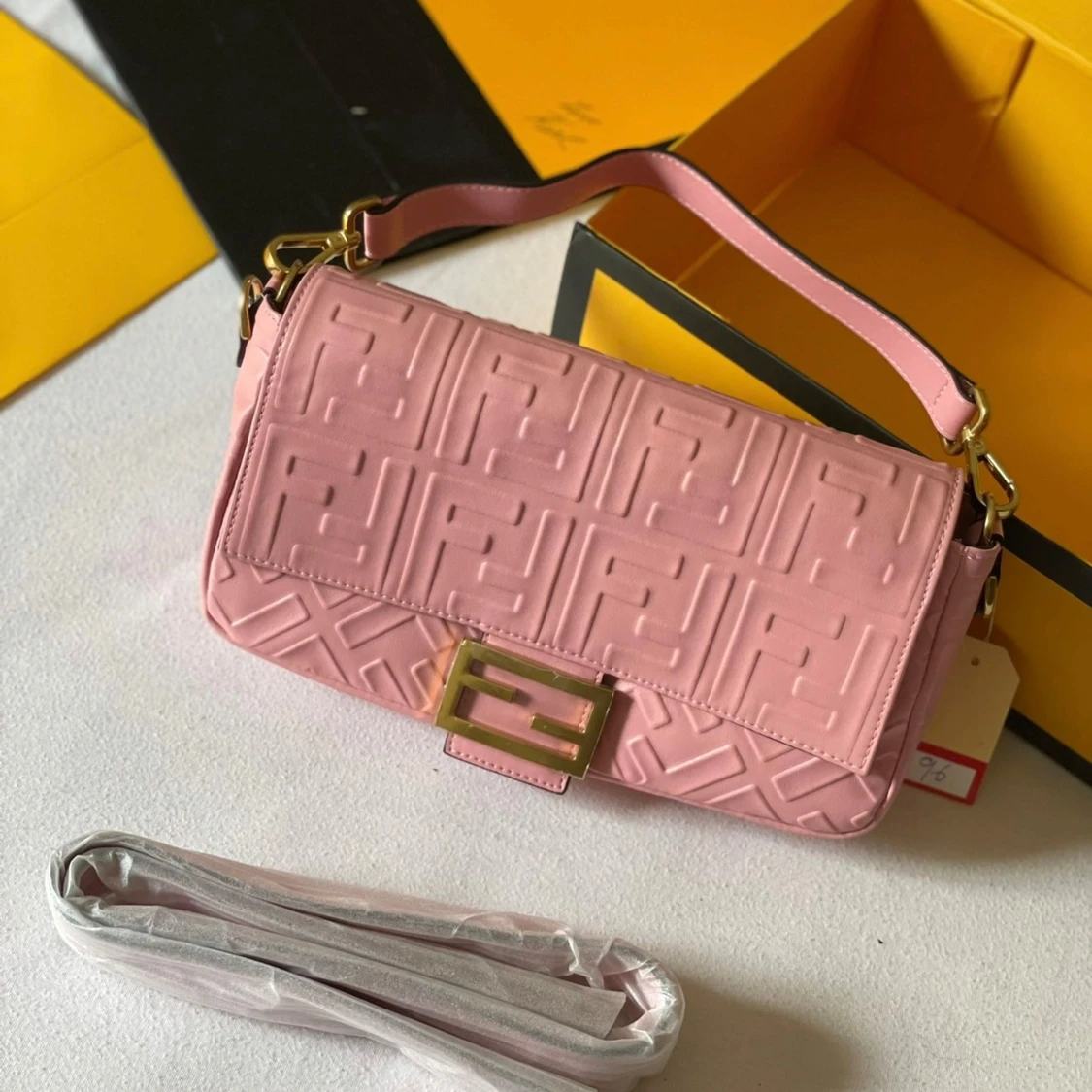 Rosa axelväska från Fendi