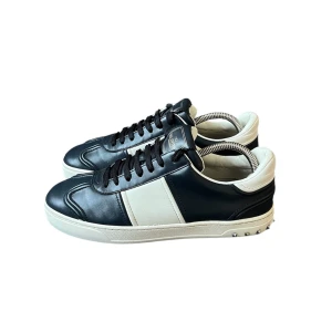 Valentino Flycrew Blå | 40 - Säljer dessa eftertraktade marinblå Flycrews i storlek 40 (passar 40-41) | Skorna är i väldigt bra skick, inga defekter | Alla nitar kvar | Endast skorna medföljer vid köp | Självklart äkta | Mer bilder finns :)