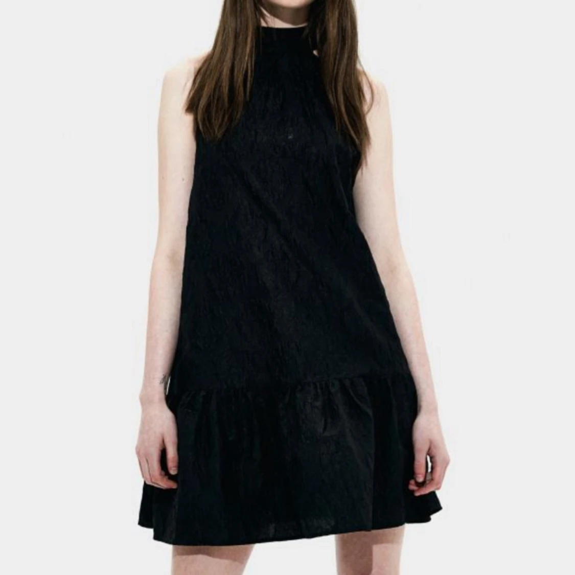 Svart klänning med rosett - 2