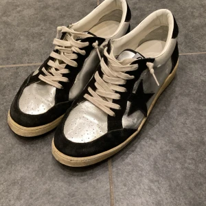 Golden goose ballstar - Snygga golden gooses i strl 44 skulle säga att de är true to size. Ganska bra skick har mycket kvar att ge. Lite slitna där bak på sulan men inga hål. Säljer för jag vill testa något nytt. Inte säker på om de är äkta.