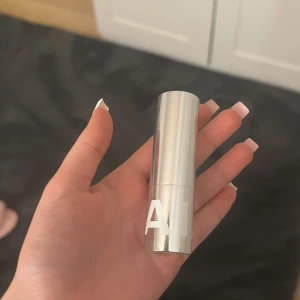 Caia BB stick!  - Säljer ett BB stick från Caia. Den har en ljus nyans och kommer i en stilren silverfärgad hylsa med märkets logga. Perfekt för att täcka ojämnheter och ge en jämn hudton. Jag har aldrig använt prudukten på ansiktet har endast testat att applicera den på en borste en gång. Alltså är den i nyskick. BB sticket är i färg : 10c! 