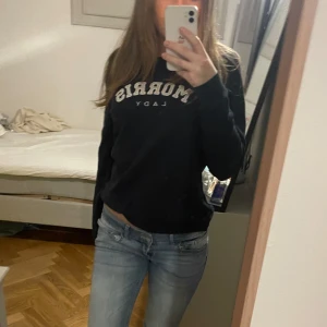 Svart tröja från Morris Lady - Säljer en svart tröja från Morris Lady med text på bröstet. Tröjan har långa ärmar och en rund halsringning. Perfekt för en avslappnad stil. Collage tröja i bomull. Storleken är i M men kan även användas för S. Pris kan diskuteras