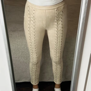 Byxor - Coola byxor i suede. Aldrig använda, för små för mig.