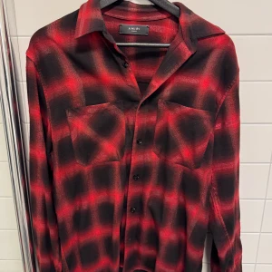 AMIRI Glitter Loose Fit Plaid Shirt - Mycket fina Amiri plaid shirt, har haft på mig 1-2 gånger. Som nya. Storlek är XS men passar som medium då den är oversized.