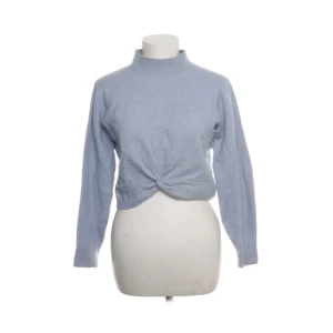 Ljusblå ulltröja från & Other Stories - Säljer en stilren ljusblå/babyblå ulltröja från & Other Stories. Tröjan har en knutdetalj framtill och långa ärmar. Perfekt för en avslappnad look. 