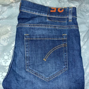 Dondup George jeans  - Säljer nu dessa sjukt snygga Dondup jeansen i utmärkt skick! Storleken är 35 men passar dig bäst som har 33-34. De är knappt använda och är nästan helt nya, de är använda ett fåtal gånger bara. Skick 9,5/10. Hojta till vid minsta lilla fundering. Pris kan diskuteras vid snabb affär