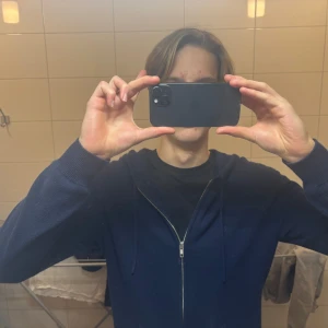 Mörkblå kashmir hoodie från John Henric - Eftertraktad, ny skick , priset är inte hugget i sten! 