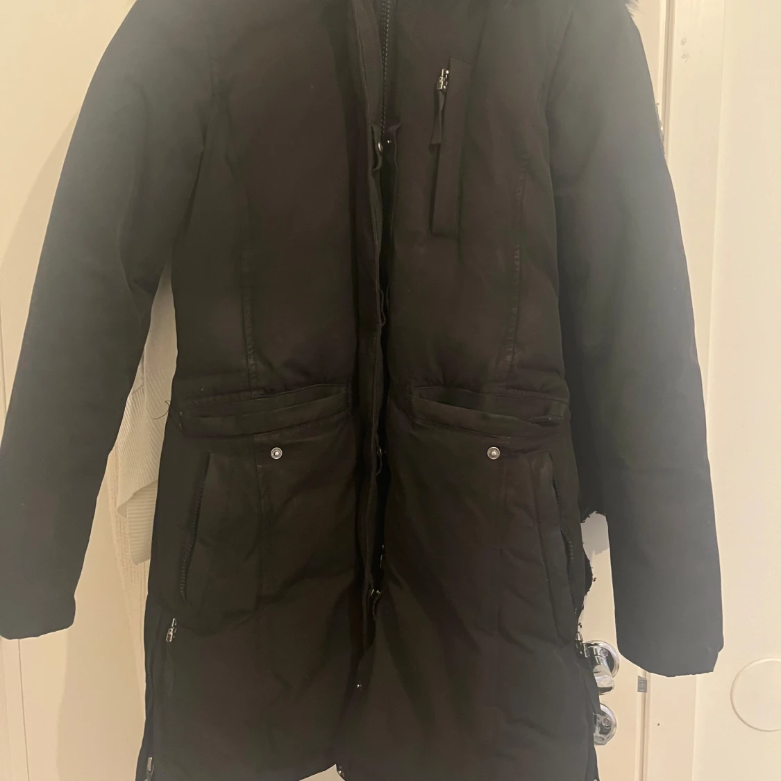 Svart parkajacka från Hollies