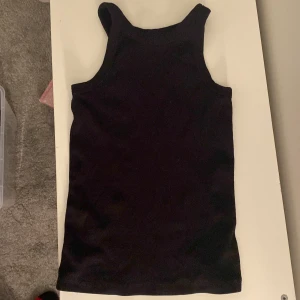 svart och vitt linne🤍 - Jätte snygga ribbade linnen. Exakt samma modell och storlek bara olika färger. Storleken är 158-164, jag skulle säga att det är S. Skriv till mig om du är intresserad av att köpa så löser vi färg. 79 kr styck.❤️