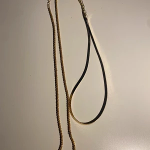 Guldhalsband - Shein  - 2 st jättefina guldhalsband i nyskick, ej använda. Köpta från shein och är väldigt fina och passar till fina event. Skriv vid frågor🤍