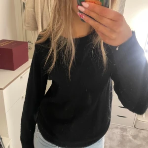 Svart tröja - Säljer en mysig och fin svart stickad tröja med långa ärmar. 