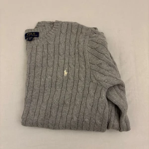 Polo stickad tröja - Snygg Polo Ralph Lauren Knitted shirt Unikt med denna tröja är att den har en snygg vit Ralph Lauren logga istället för svart vilket är svårt att hitta Mycket bra skick använd 1-2 gånger Inga defekter Storlek XL Längd 65cm Axelbredd 42cm