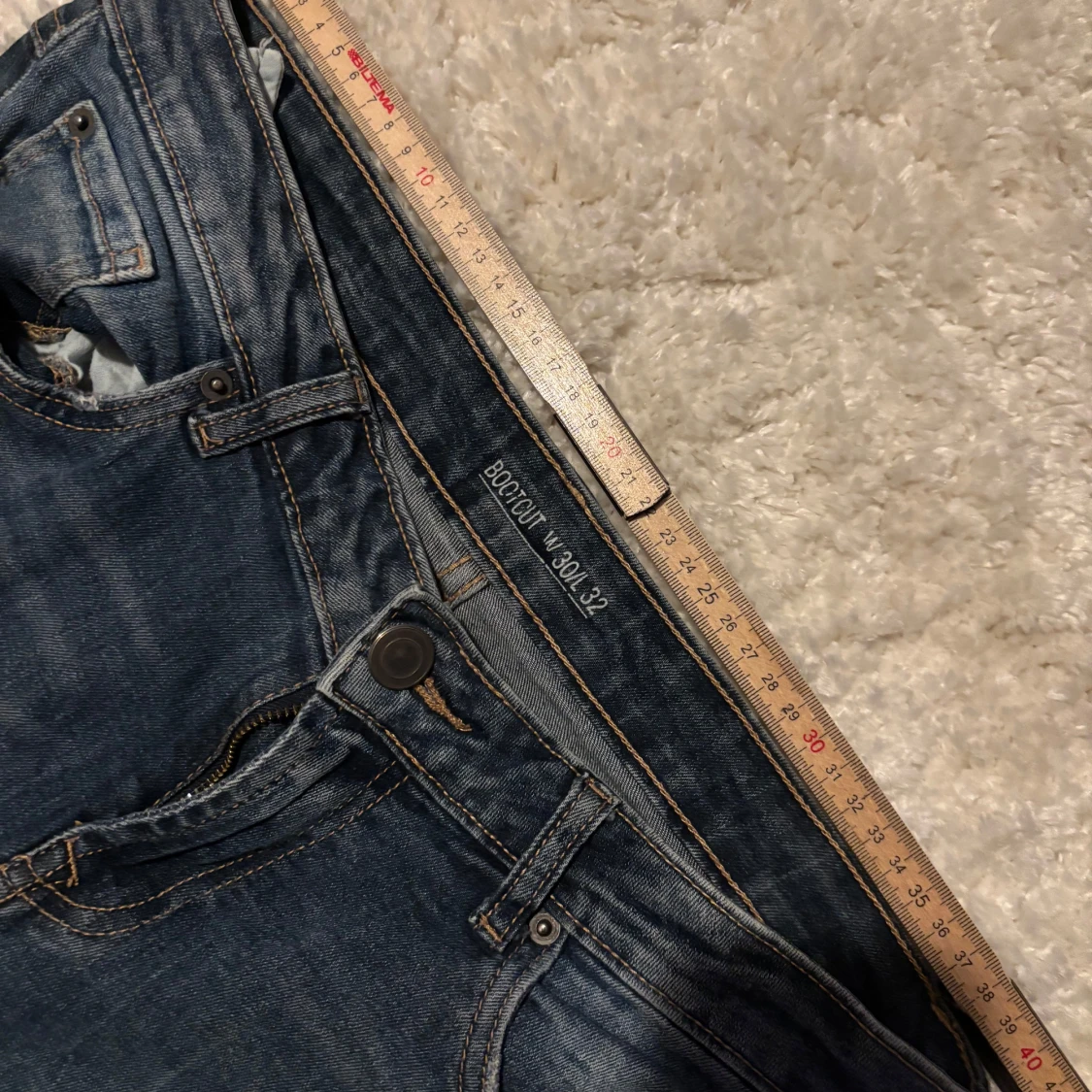 Blå jeans med slitningar - 90