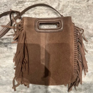 Väska med fransar - Säljer denna väska med fransar! Skitsnygg!🎄🍒