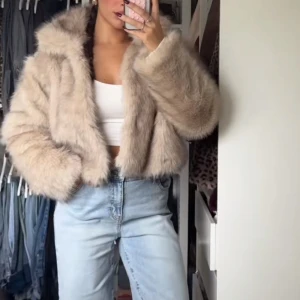Beige pälsjacka - Säljer en supermjuk och fluffig beige pälsjacka med en cozy känsla. Jackan har en oversized passform och långa ärmar, perfekt för kyliga dagar. Den är både stilren och trendig, vilket gör den till ett måste i garderoben.