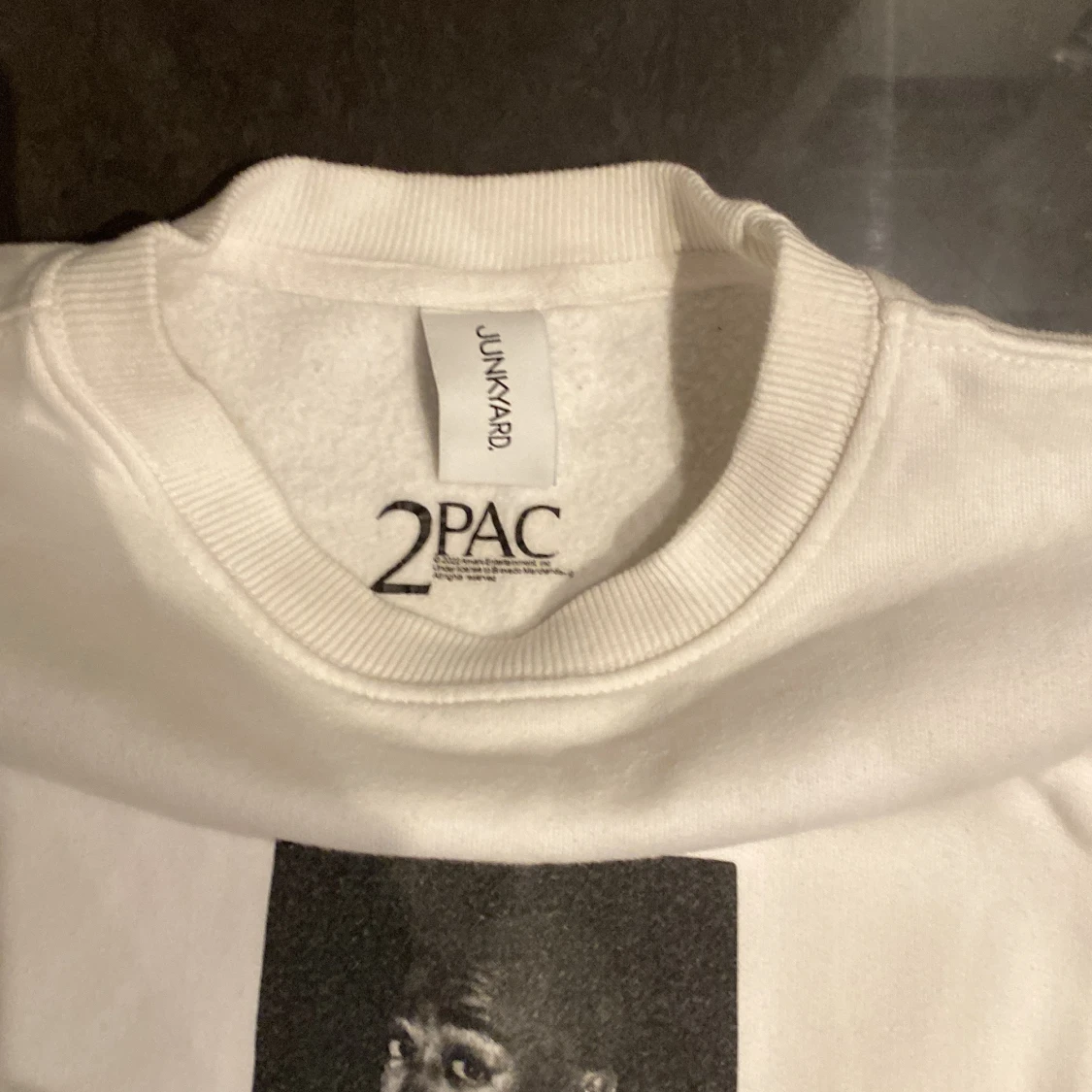 Vit sweatshirt med 2Pac-tryck från Junkyard - 90