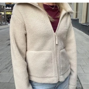 Beige teddyjacka  - Säljer denna jätte snygga jacka som inye kommer till användning!❣️