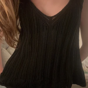 Blus  - Säljer denna gulliga svarta blus då den inte kommer till användning. 