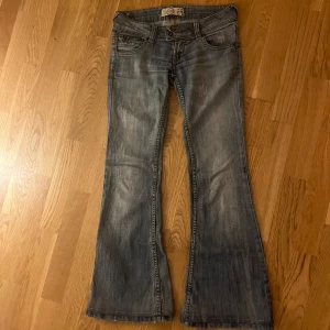 Lågmidjade bootcut jeans - Assnygga och unika lågmidjade jeans som passar till allt. Midjemått: 41 cm, Innerbenslängd: 75 cm. Superbra skick! Om frågor skriv!!💗💗