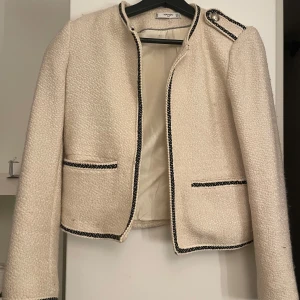 Beige kavaj jacka  - Lite liten i storleken .
