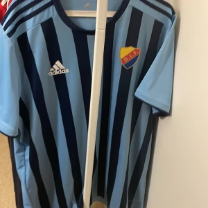 DIF 2023 hemmatröja - Hej alla Djurgårdare. Säljer nu världens finaste tröja för ett bra pris då den inte föll mig i passform riktigt, om nån vill byta mot nån annan DIF tröja i L går det också. Endast använd två gånger. Sitter som en vanlig XL t-shirt. 