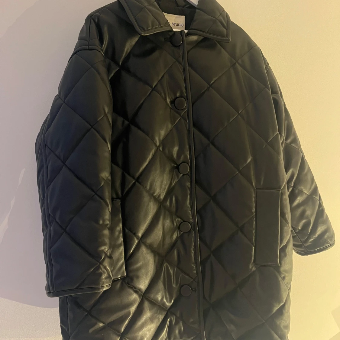 Svart quiltad kappa från Stand Studio - 92