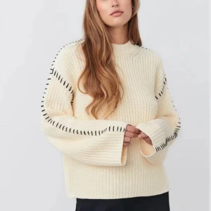 Knitted sweater gina tricot - Stickad tröja från gina som är slutsåld. Bra skick men en söm gick upp lite så sydde om den med vit tråd (se bild 3) men det syns knappt!🩷Använd gärna köp nu