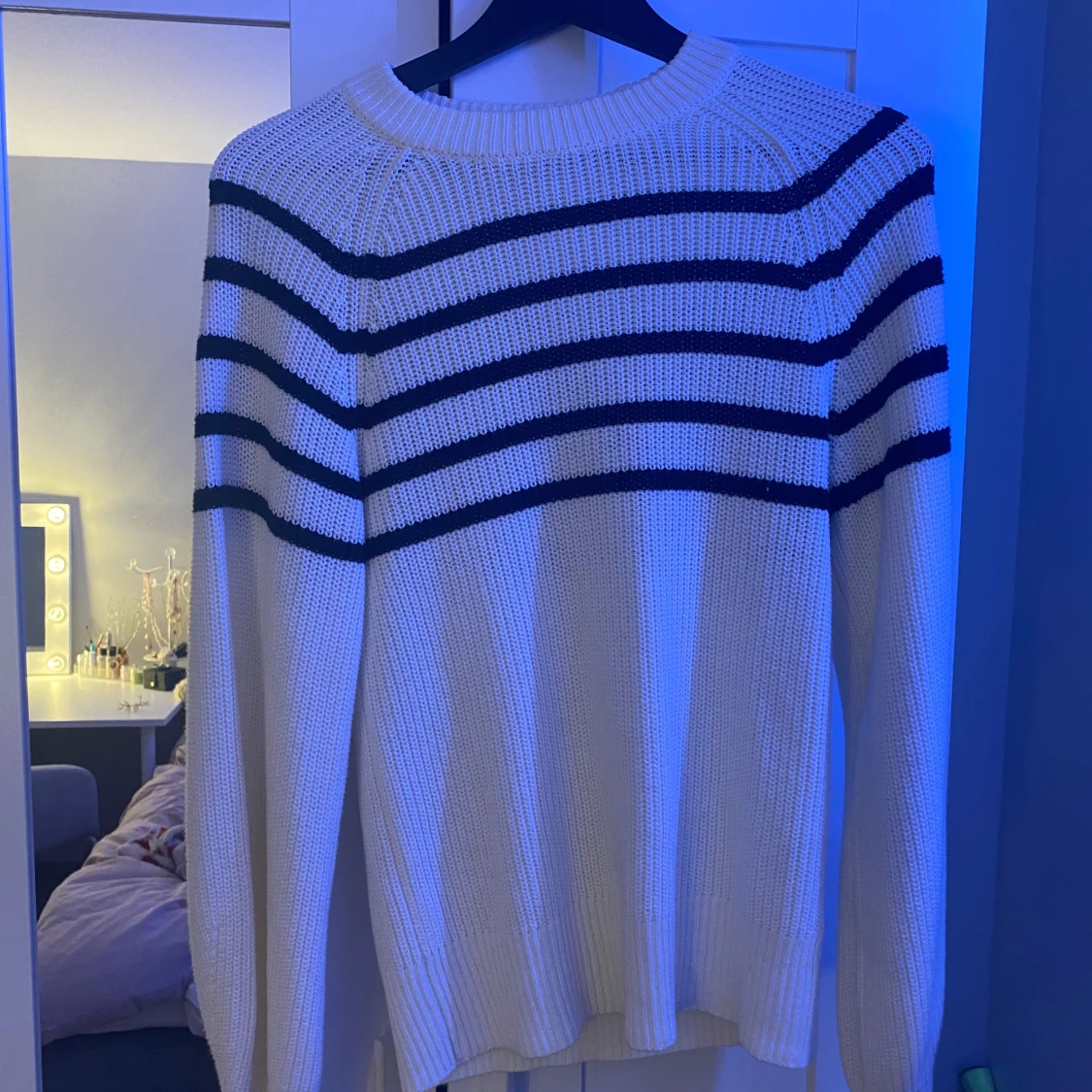 Vit och svart randig stickad tröja - 92