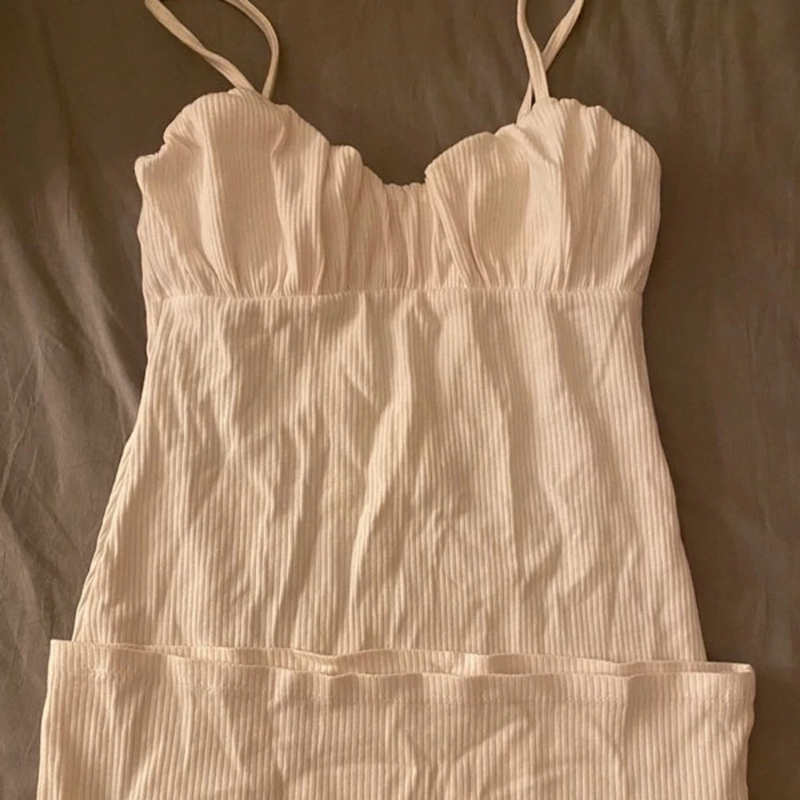 Beige ribbad klänning