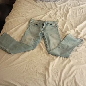 Ljusblå jeans - Säljer ett par ljusblå jeans med en klassisk design. De har en rak passform och är perfekta för en avslappnad stil. Jeansen har fickor fram och bak samt en knapp- och dragkedjestängning. Storlek 164 barn storlek ,pris kan diskuteras 