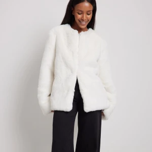 Vit pälsjacka - Säljer en helt ny jättefin päls från NAKD med prislappen kvar i storlek 36/S. Perfekt för att hålla sig varm och snygg under kyliga dagar✨🩵Tjejen på bilderna har storlek 36/S i jackan.