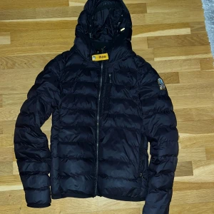 Para jumpers jacka - Para jumper jacka. Det har gått sönder på en av trådarna man spänner luvan med