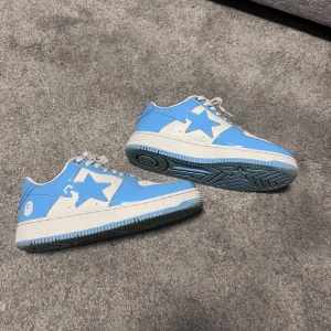 Blå och vita sneakers från Bape - Bape skor som bara står och samlar damm i garderoben, dom är använda men fortfarande i okej skick, ingen låda så säljer dom relativt billigt. Bara att skriva vid frågor och funderingar 