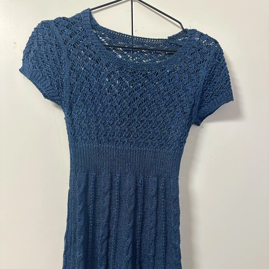 Blå stickad klänning