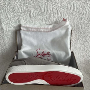 Grå sneakers från Christian Louboutin - Snygga grå sneakers från Christian Louboutin .  Perfekta för den stilmedvetna som vill ha något extra i garderoben. Säljer dessa för dem inte passa mig 