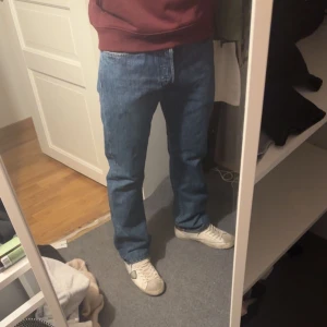 Levi's 501 jeans - Klassiska blå Levi's 501 jeans med en straight passform. Storlek: 32/32