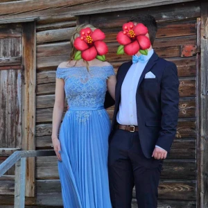 Blå långklänning från Alicia Eklöv - Elegant blå långklänning från Alicia Eklöv med spetsdetaljer och offshoulder-design. Perfekt för formella tillfällen med en vacker fallande kjol och dragkedja samt massa fina knappar i ryggen.💕💕använd vid balen, storlek S.  5000kr ny