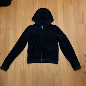 Svart hoodie från Juicy Couture - Säljer marin blå zip hoodie från Juicy Couture säljer då den inte kommit till användning på ca två år