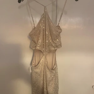 Champagnefärgad paljettklänning - Elegant champagnefärgad klänning med paljetter, perfekt till nyår ( endast testad och prislapp kvar)