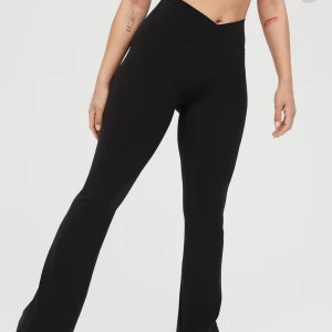 Flare crossover Aerie Leggings - Aldrig använda flare crossover tights/leggings från kända Amerikanska märket Aerie. Var i USA förra månaden då jag köpte dessa och ett annat par, älskar materialet och att de är flared. Storlek M, short. Jag är 1,64 och längden är perfekt. Köpta för 400kr.