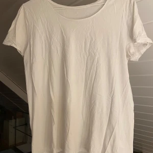 Vit T-shirt  - Vit T-shirt, finns inga lappar tyvärr. Skulle uppsatta till storlek M.