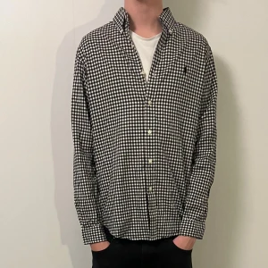 Ralph Lauren skjorta  - Snygg Ralph lauren skjorta | Skicket är i befintligt skick | Storleken är M men passar L skulle jag tro  men måtten finns | Hlr av er vid frågor!