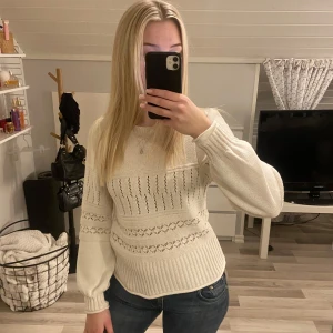 Vit stickad tröja  - Knappt använd. Jätte fin