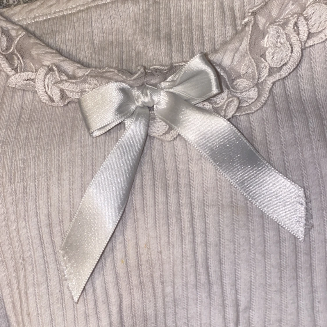 Vit ribbad linnetopp med spetsdetaljer - 91