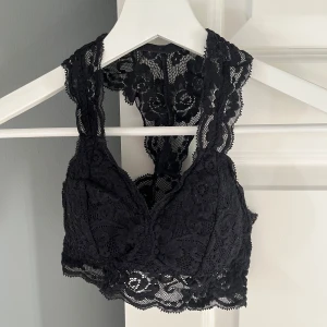 Svart spets bralette - Snygg svart bralette i spets med blommönster från Cubus. Den är i använt skick men inga synliga märken eller liknande🖤
